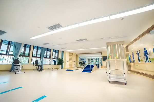 深圳限制入户的数量_专访导演饶晓志：对《万里归途》满意和骄傲 归途满意和百日女儿待到时